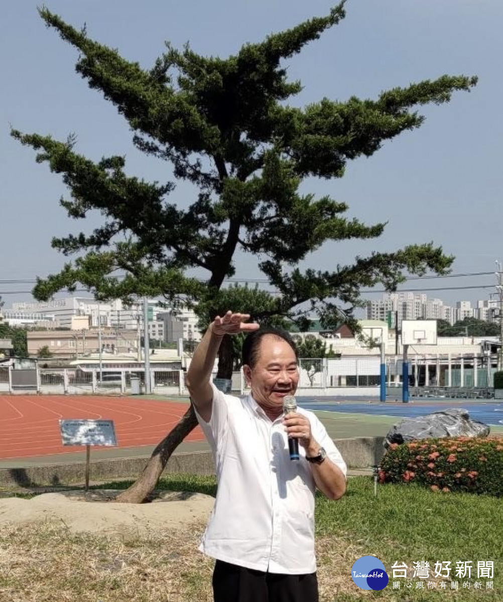 嶺東科大傑出校友林漢標為感謝母校栽培,特別致贈真柏樹給學校。(圖/嶺東科技大學)