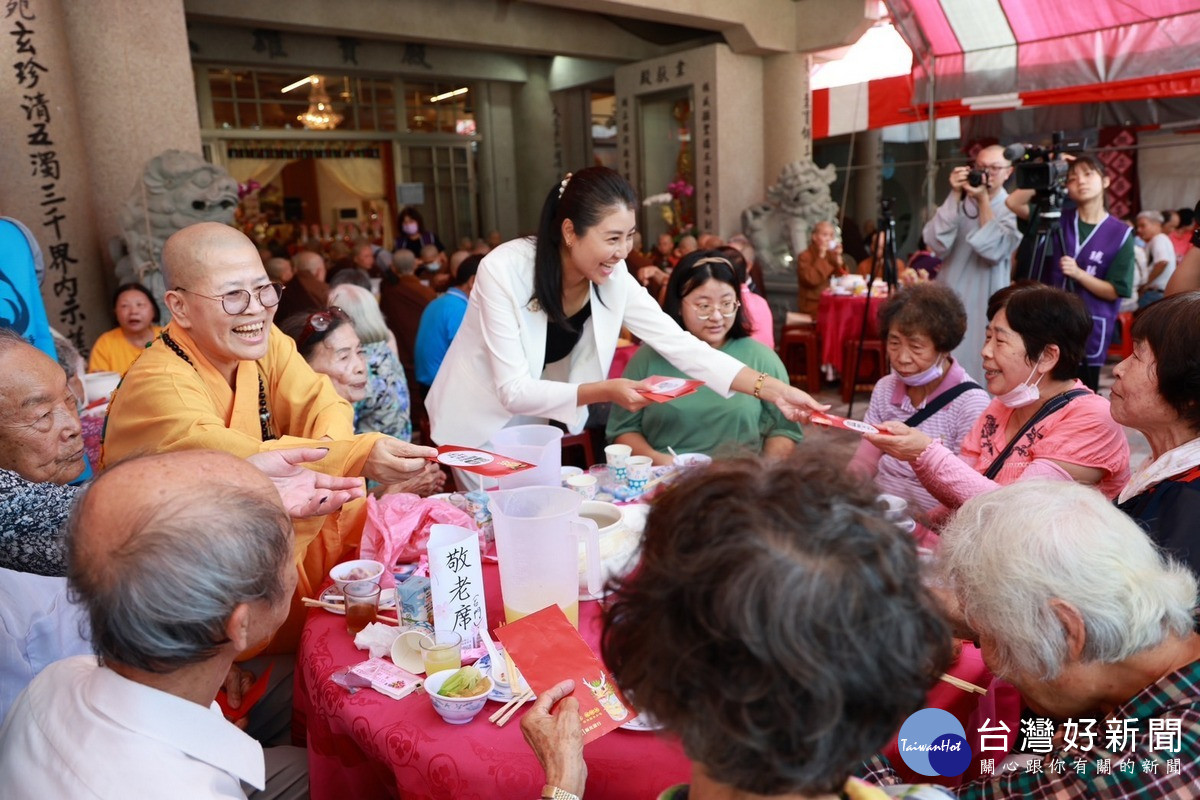 國姓鄉東方淨苑「傳愛長者敬老暨供僧活動」。(圖/縣府提供)