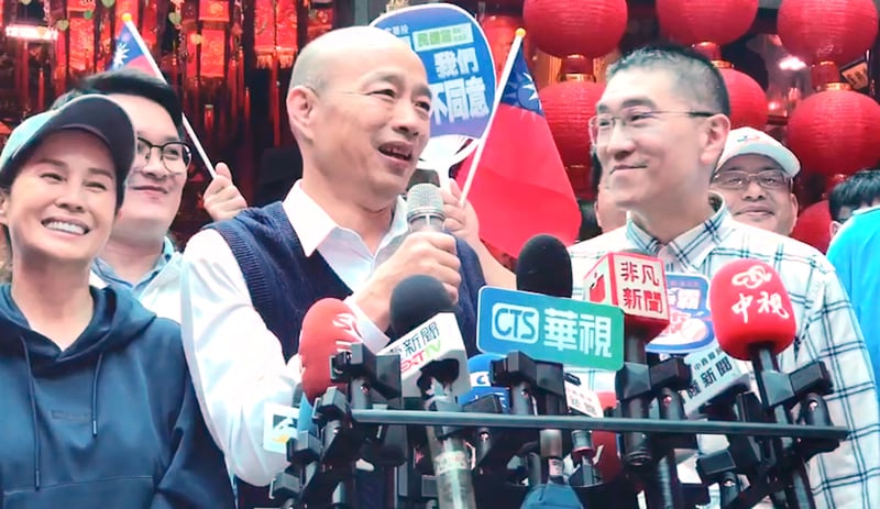 立法院長韓國瑜(前中)與無黨籍立委高金素梅(前左)12日赴基隆相挺市長謝國樑(前右)。中央社