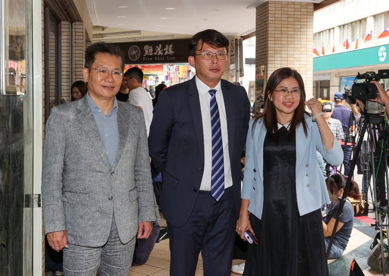 民眾黨立法院黨團總召黃國昌（前中）、副總召吳春城（前左）與幹事長麥玉珍（前右）11日出席朝鮮餐敘。中央社