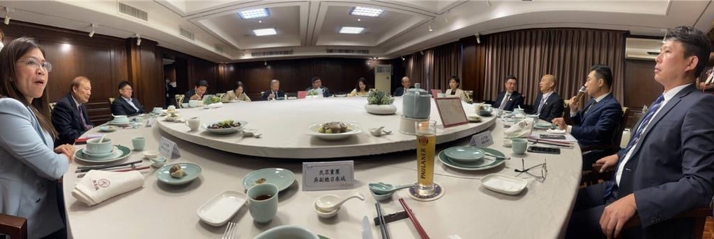 藍綠和解飯的成果,藍綠白各自表述。翻攝畫面
