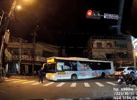 公車 停讓行人 阿公