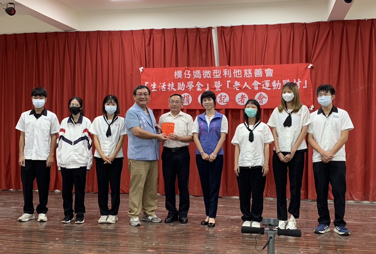 ▲蔡承宗董事長將助學金贈予學子,蔡吉郎校長代表受贈,吳品叡市到場見證配天宮的善行。(圖/記者陳惲朋攝)