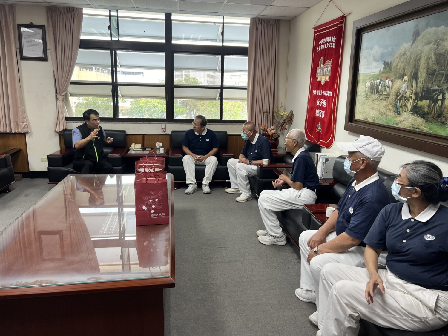 慈濟志工慰勞台電鳳山區處颱風連日搶修辛勞