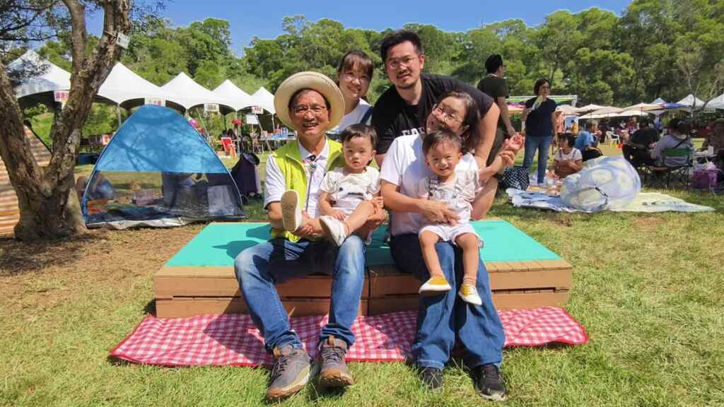 ▲林世賢市長偕妻子與兒子媳婦與孫子三代同堂也參加野餐咖趴活動其樂融融。(記者林明佑翻攝)