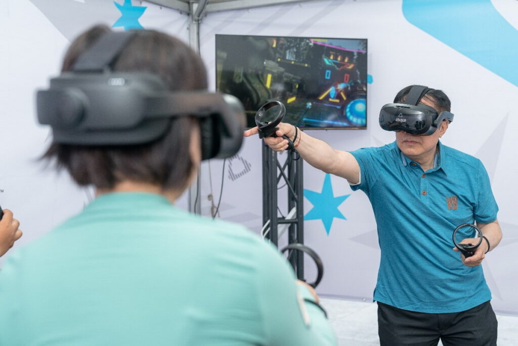 5G元宇宙展區:HTC荷魯斯之球VR遊戲體驗