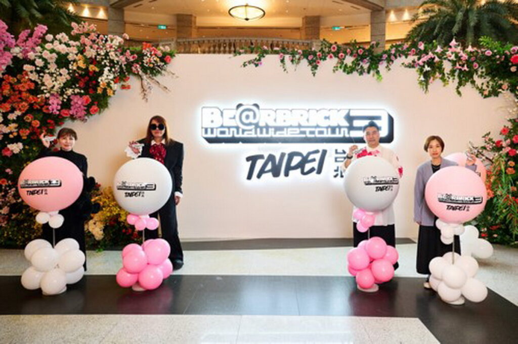 由左至右] MEDICOM TOY副總裁Izumi Suga女士、MEDICOM TOY行政總裁赤司龍彥先生(Tatsuhiko Akashi)、 尚晉集團執行董事方日明先生及尚晉集團首席創新官連均娸女士。 