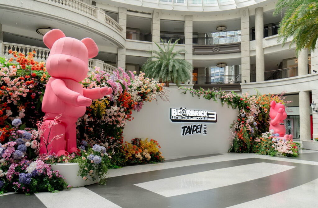 《BE@RBRICK 世界巡展 3》2024 台北站 信義區BELLAVITA 1樓中庭快閃店打卡牆