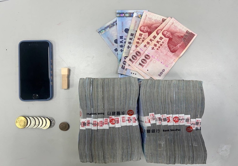 父執迷不悟信詐團不信警 三重警怒斥大馬車手 222 248241012a02