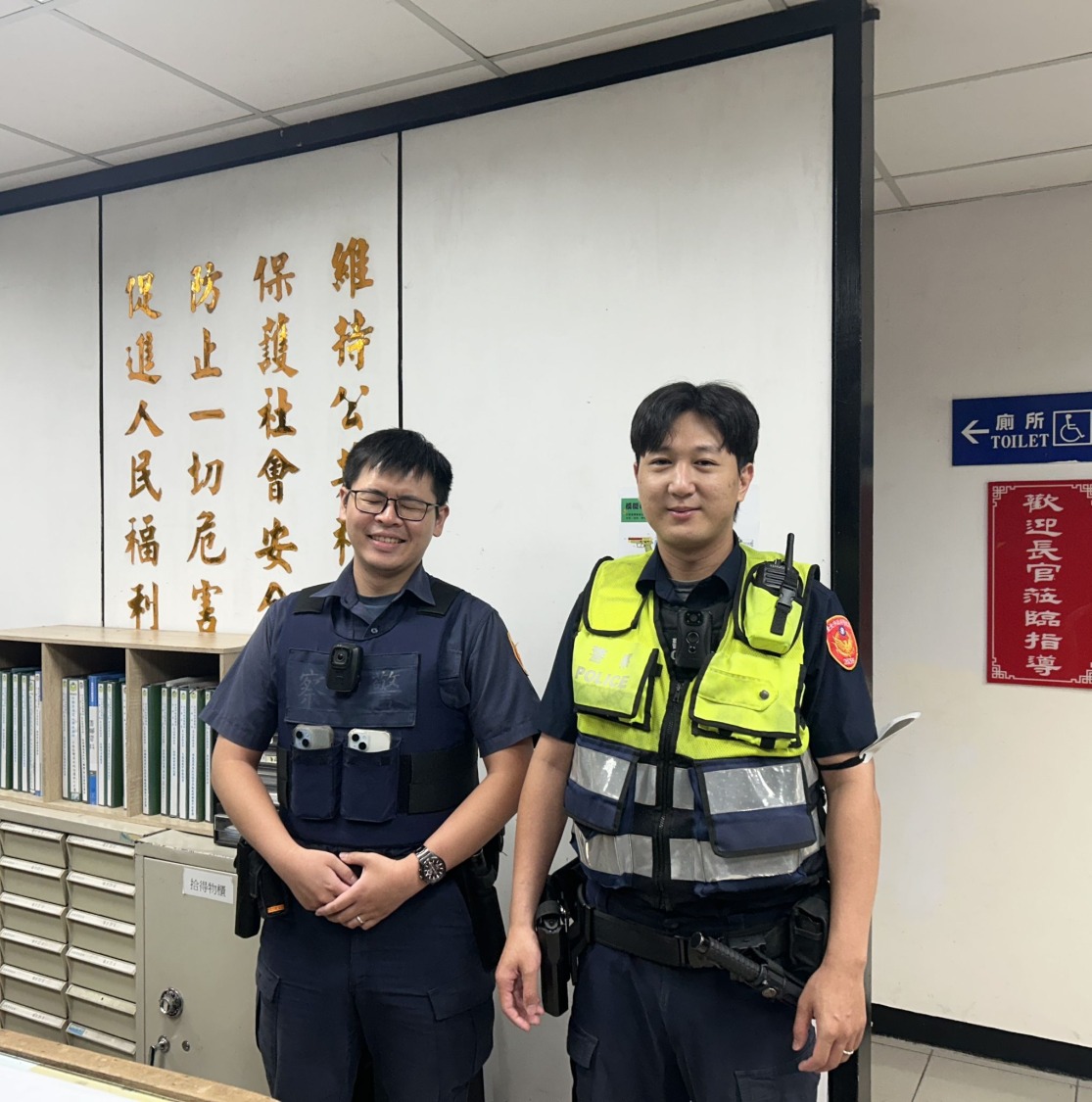 警員王崇信(圖左)、鄭禧凡(圖右)提醒家屬協助失智者配戴留有聯絡方式的飾品或證件,例如手機或防走失愛心手鍊,以防走失情況發生時能迅速因應。(記者 黃荷琇翻攝)