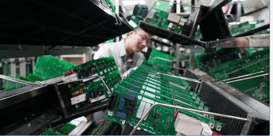 兩岸印刷電路板(PCB)產業競爭激烈。圖為大陸PCB廠。圖/取自新華社