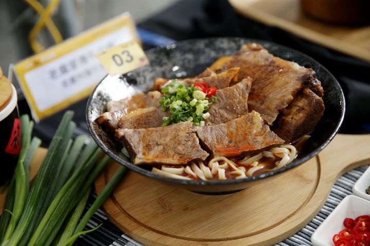 鮮食組紅燒競賽選出金牌得主-老龐家傳牛肉麵「老龐特製牛排骨」。 圖:臺北市商業處/提供