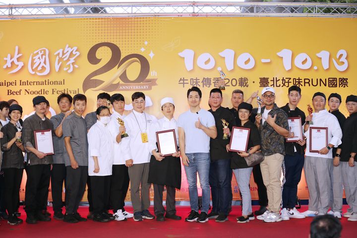 臺北國際牛肉麵節登場!137組牛肉麵參賽、83攤嘉年華市集 好吃好玩就在花博公園