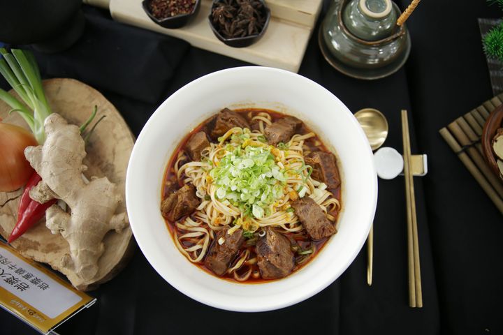 臺北國際牛肉麵節登場!137組牛肉麵參賽、83攤嘉年華市集 好吃好玩就在花博公園