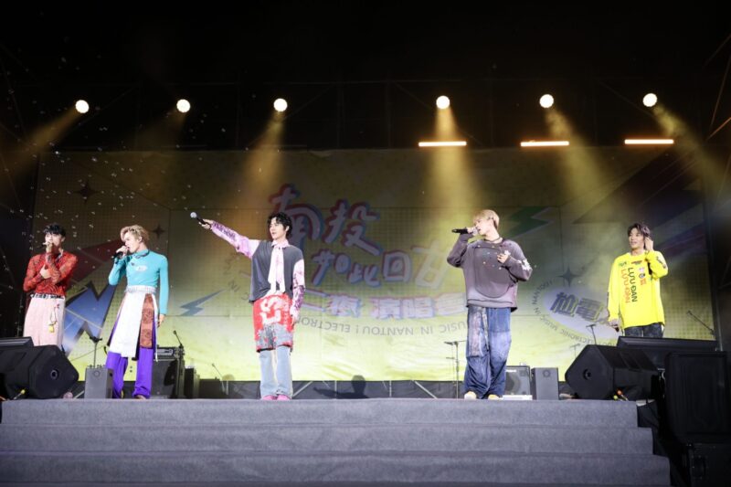 圖文:茶博會首辦「尬電之夜」,熱火青春「迷.粉」擠爆會場。