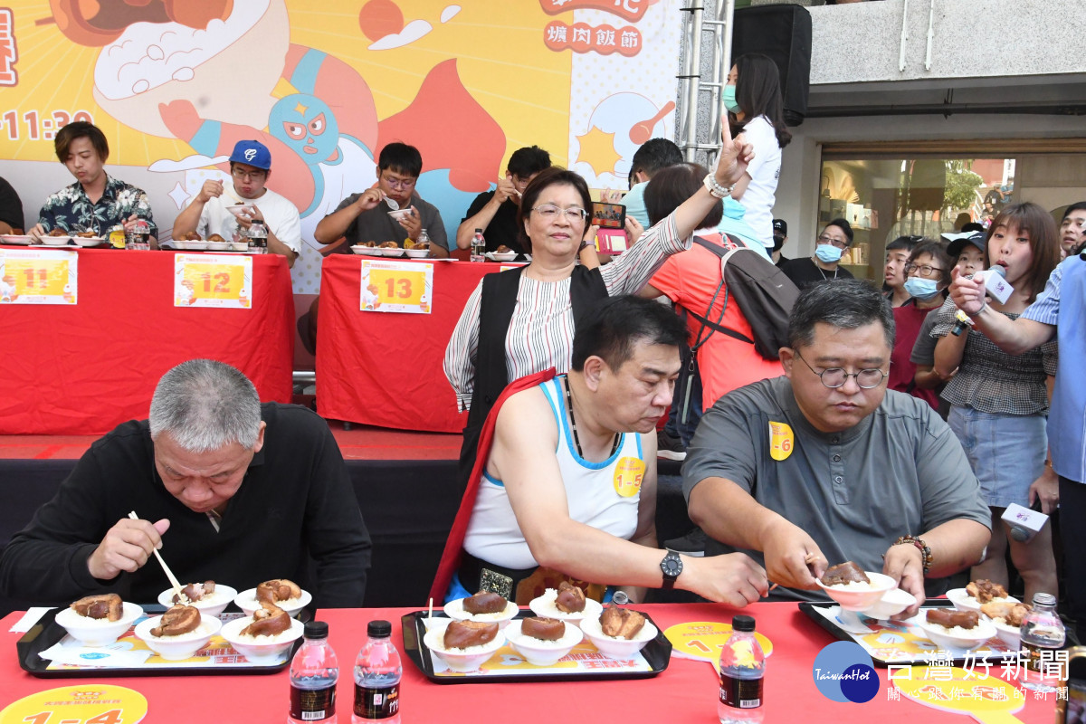 彰化爌肉飯節「大胃王」比拼，周羿廷以1分48秒46吃五碗奪得「大胃王」第一名。圖／記者鄧富珍攝