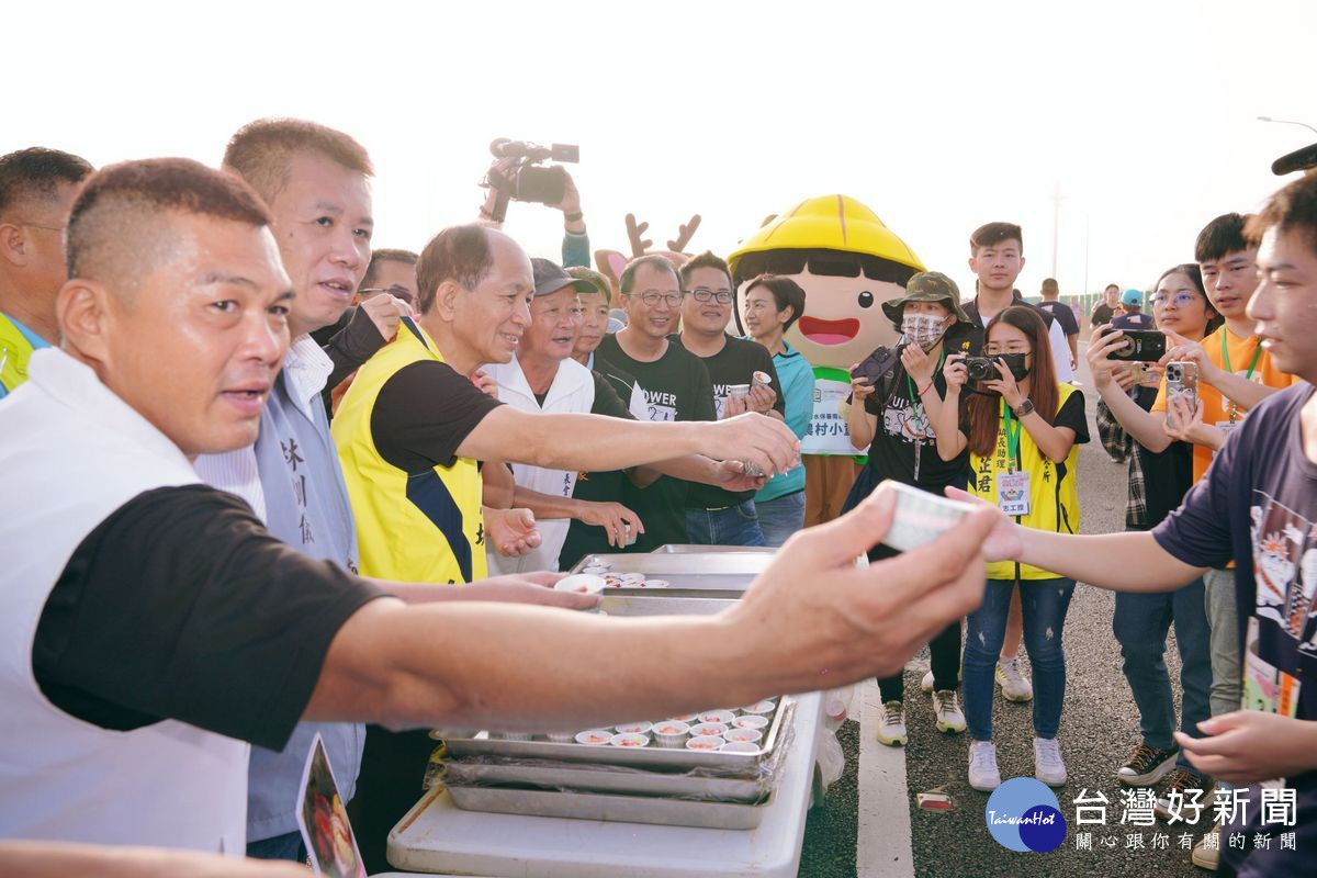 鎮長廖志城(左3)等人奉上埔里的美食也讓參與選手感受到埔里人的熱情。