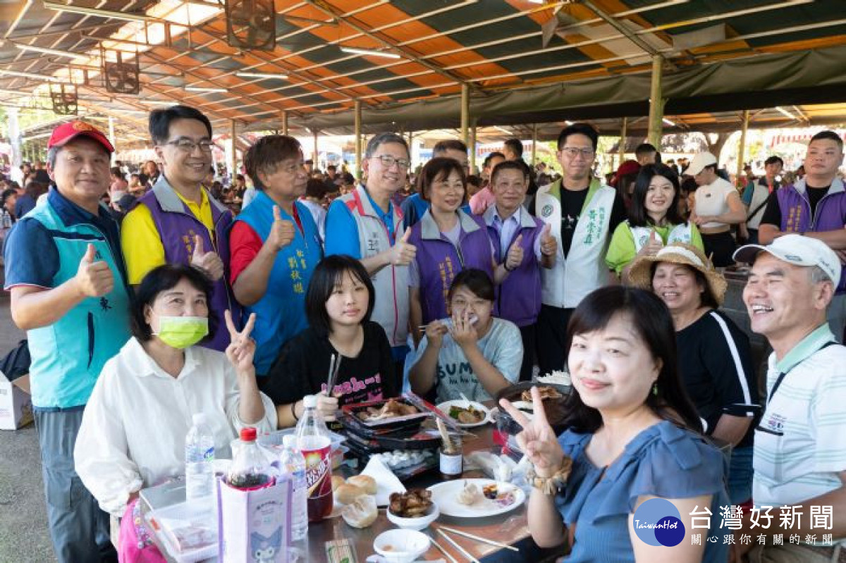 王副市長、出席貴賓與市民朋友合照。<br /><br /> <br /><br />