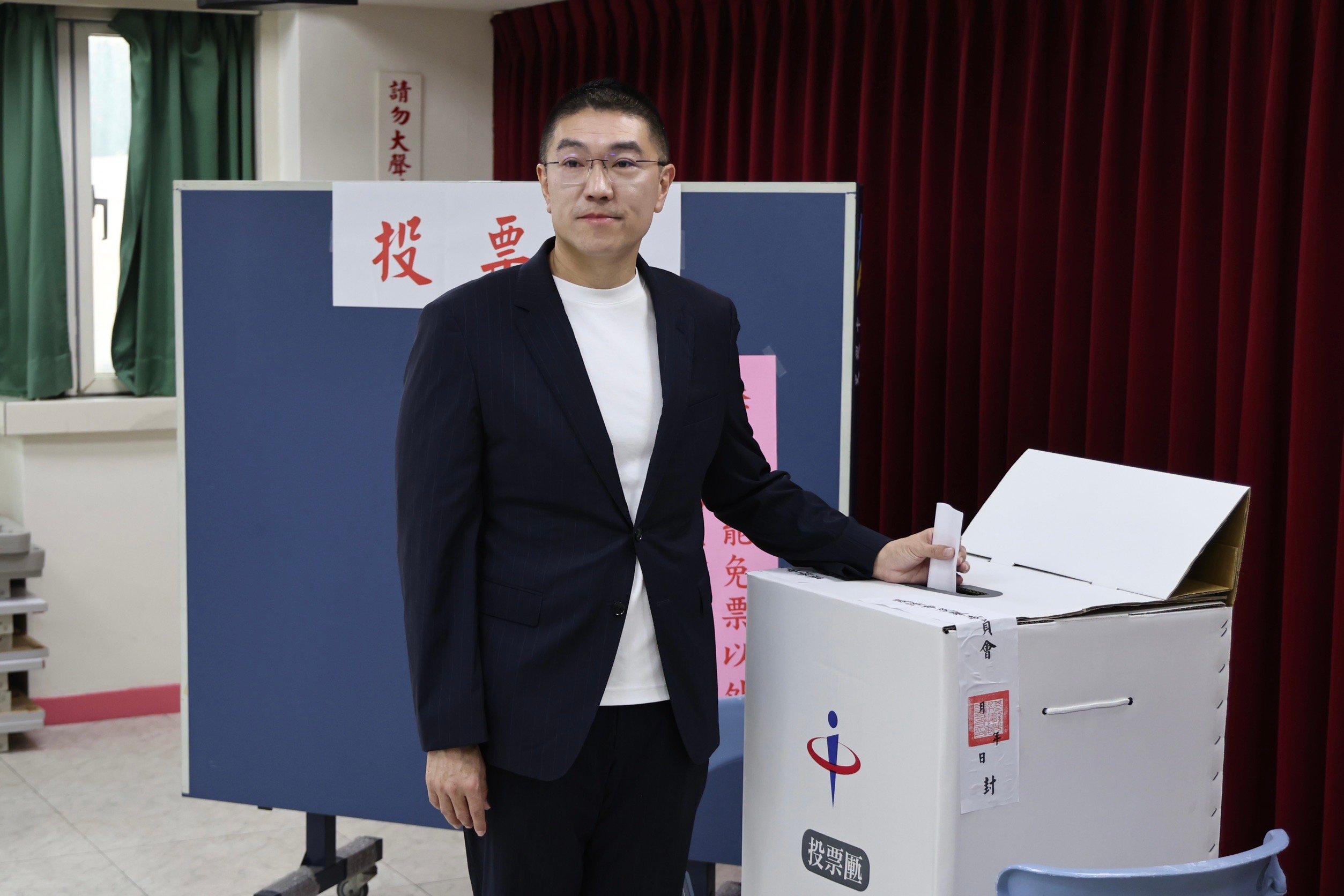 基隆市長謝國樑13日不到9時,現身投票所投票,他說心情平靜,投票前有先禱告。林啟弘攝