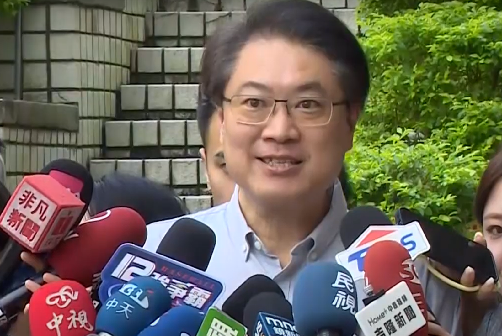 基隆市前市長林右昌13日上午10點現身投票,他受訪表示,早上出門時還忘了帶身分證,剛剛又趕回家去拿。翻攝畫面