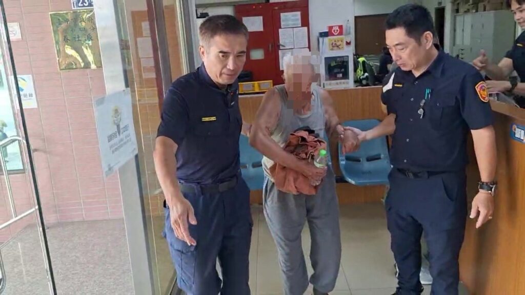 ▲圖說:高齡96歲的李翁獨自騎電動輔助車出門卻迷路街頭,員警先將其載返春社派出所照顧 (圖/台中市政府 提供)