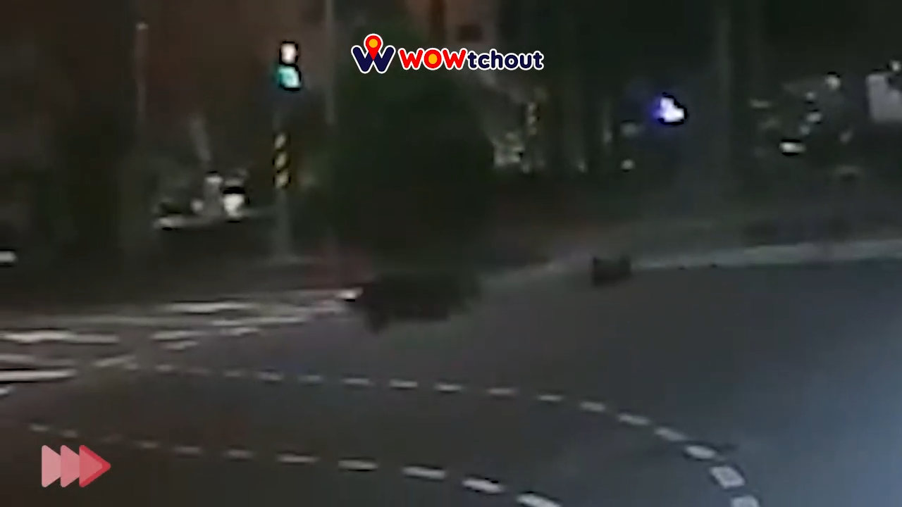 ▲騎士過灣摔車,人車噴飛數公尺遠(圖/翻攝自 YouTube@wowtchout)