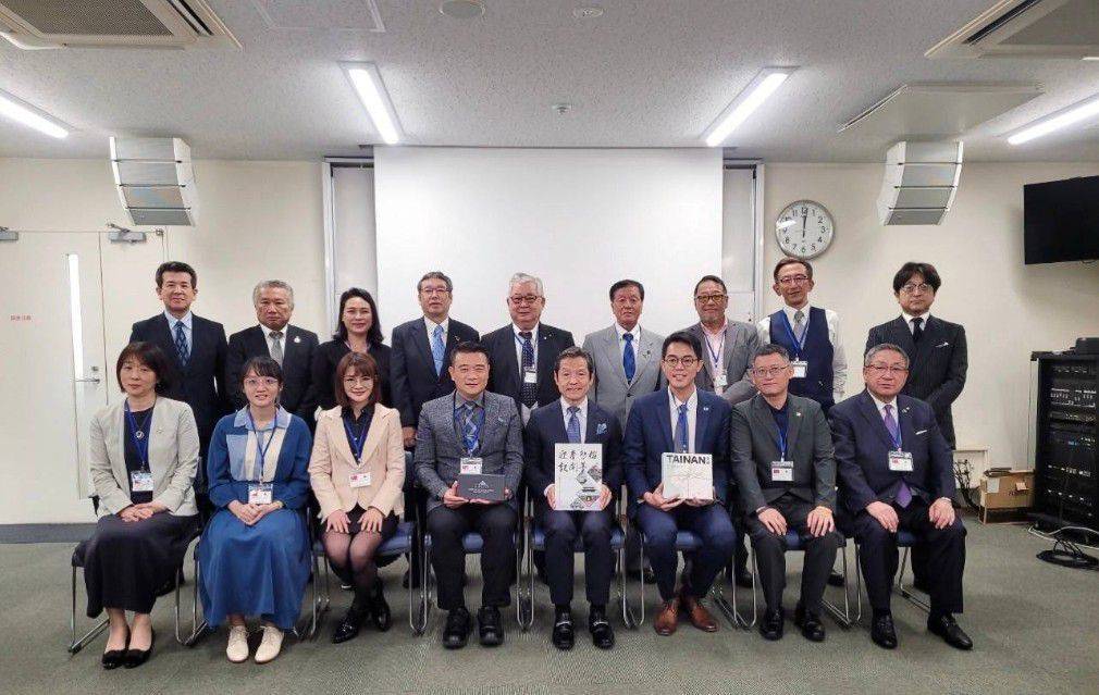 ▲區長黃炳元（左4）、市議員李宗霖（右3）與菊池市役所、菊池市議會交流會後合影。（圖／李宗霖服務處提供）