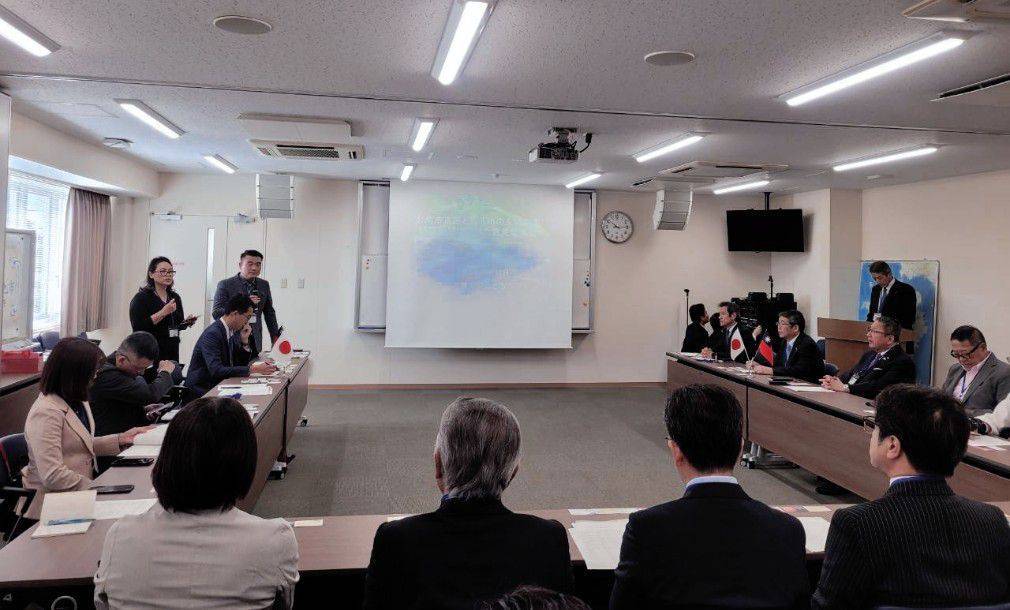 ▲黃炳元區長於交流會簡介東區的人文地產景。（圖／李宗霖服務處提供）