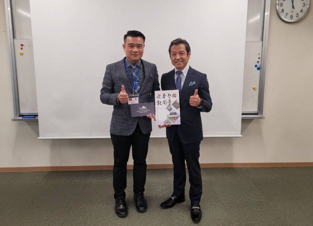 ▲黃炳元區長（左）與菊池市江頭實市長會後合影，並致贈台南400-東區的回顧與展望一書。（圖／李宗霖服務處提供）