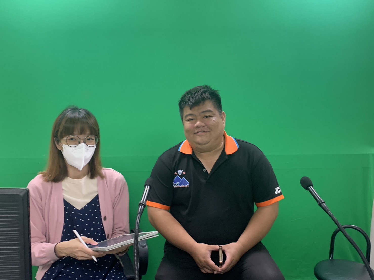 可能是 2 個人、新聞中心和文字的圖像