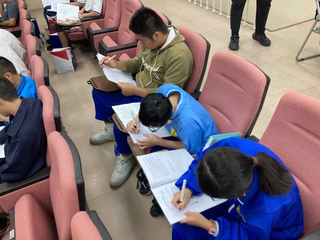 為降低自行車事故並提升安全騎乘觀念，教育局於新豐國中舉辦自行車示範研習。