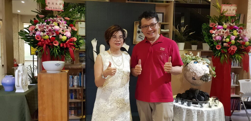 黃敏香與魏銘儀老師合照