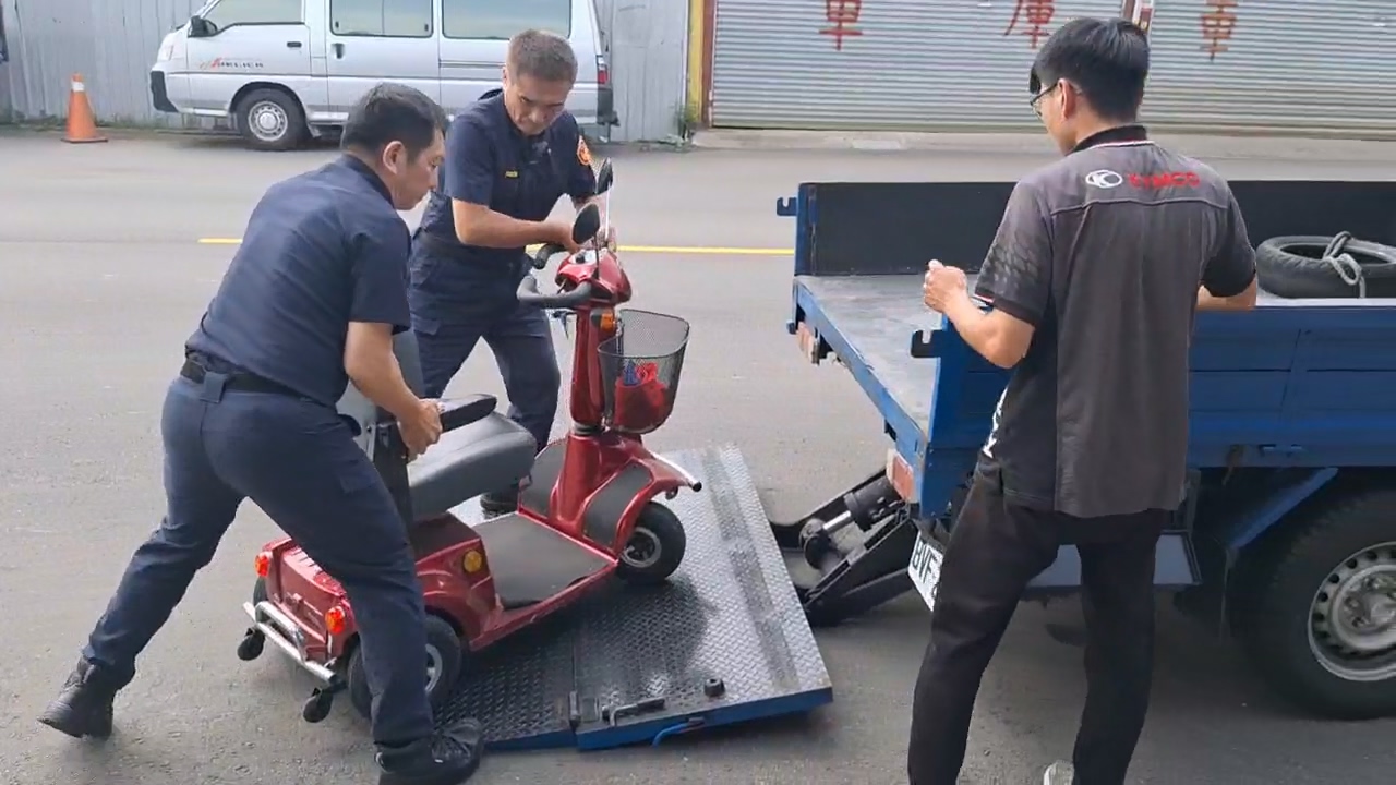 ▲圖說：邱量虔所長聯繫轄內機車行友情贊助貨車，將老翁連同「小紅」一併護送返家 （圖／台中市政府 提供）
