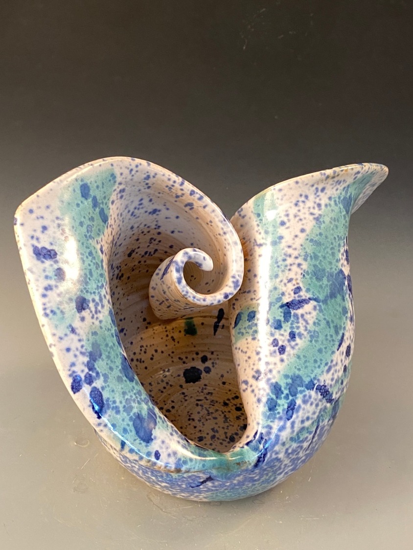 展覽作品涵蓋了不同的陶藝風格與形式,包括傳統造型與現代藝術相融合的作品。(圖/戴美玉提供)