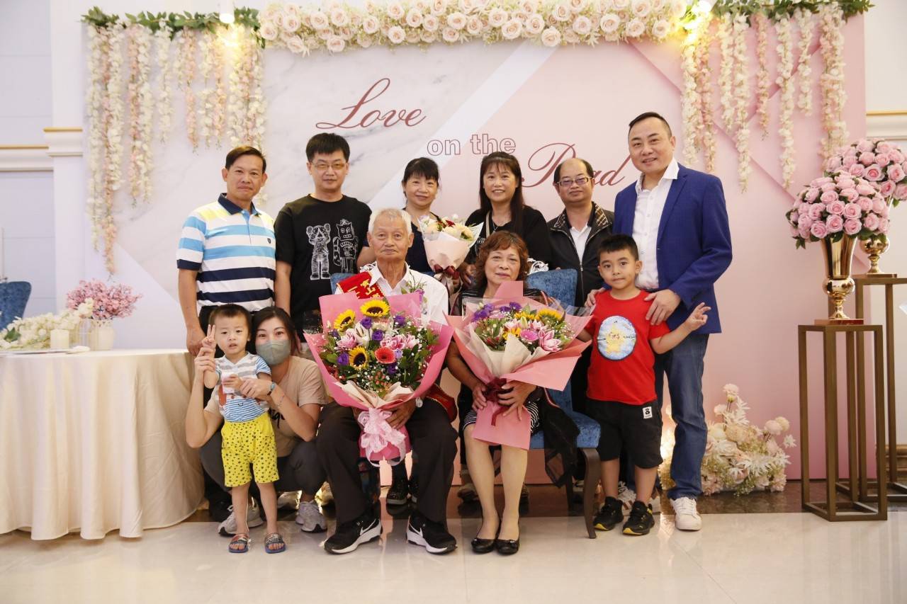 寶山鄉敬老活動邀宴獲獎全家福,現場喜氣洋洋。(圖/記者黃溎芬翻攝)