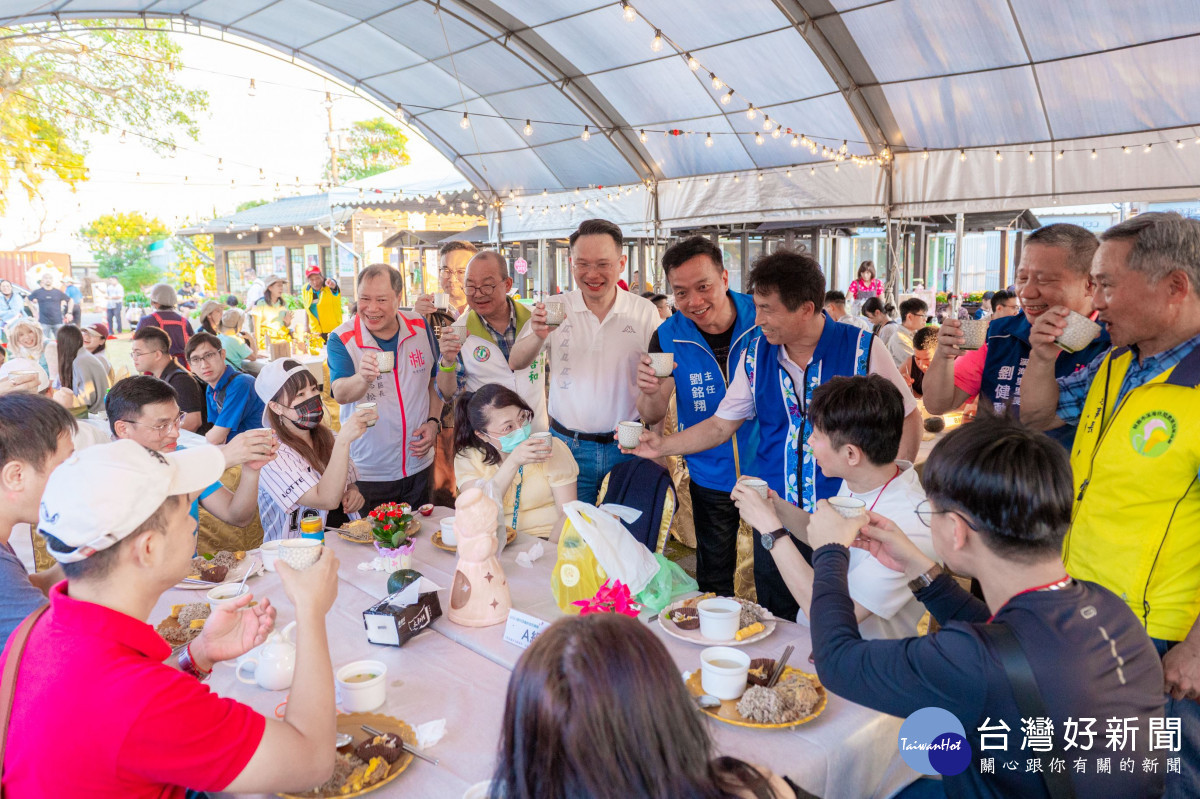 蘇副市長祝福未婚朋友成就良緣。<br /><br /> <br /><br /> 