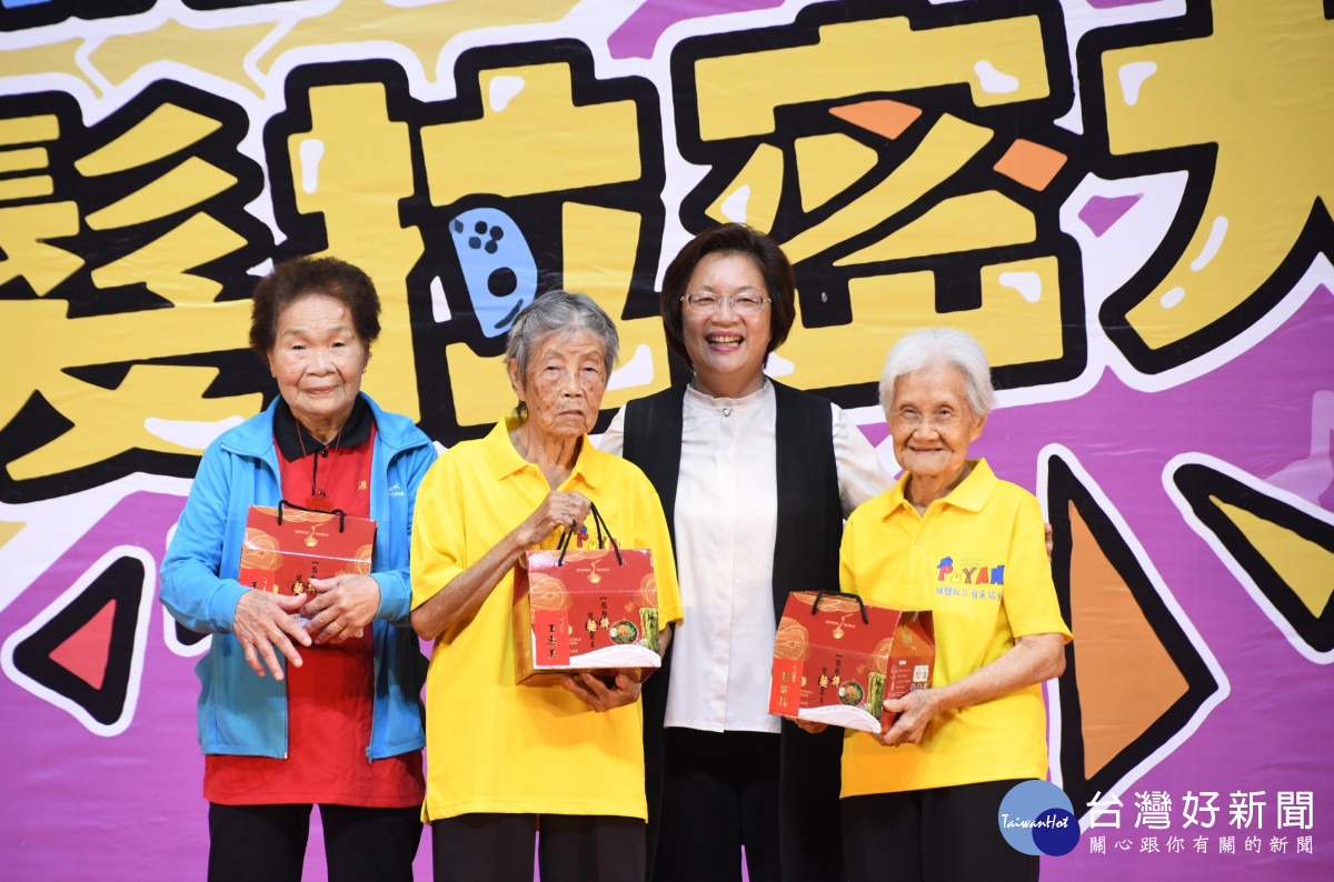 SWITCH ON!銀髮拉密大賽,長輩動手、動腦玩遊戲。圖/記者鄧富珍翻攝
