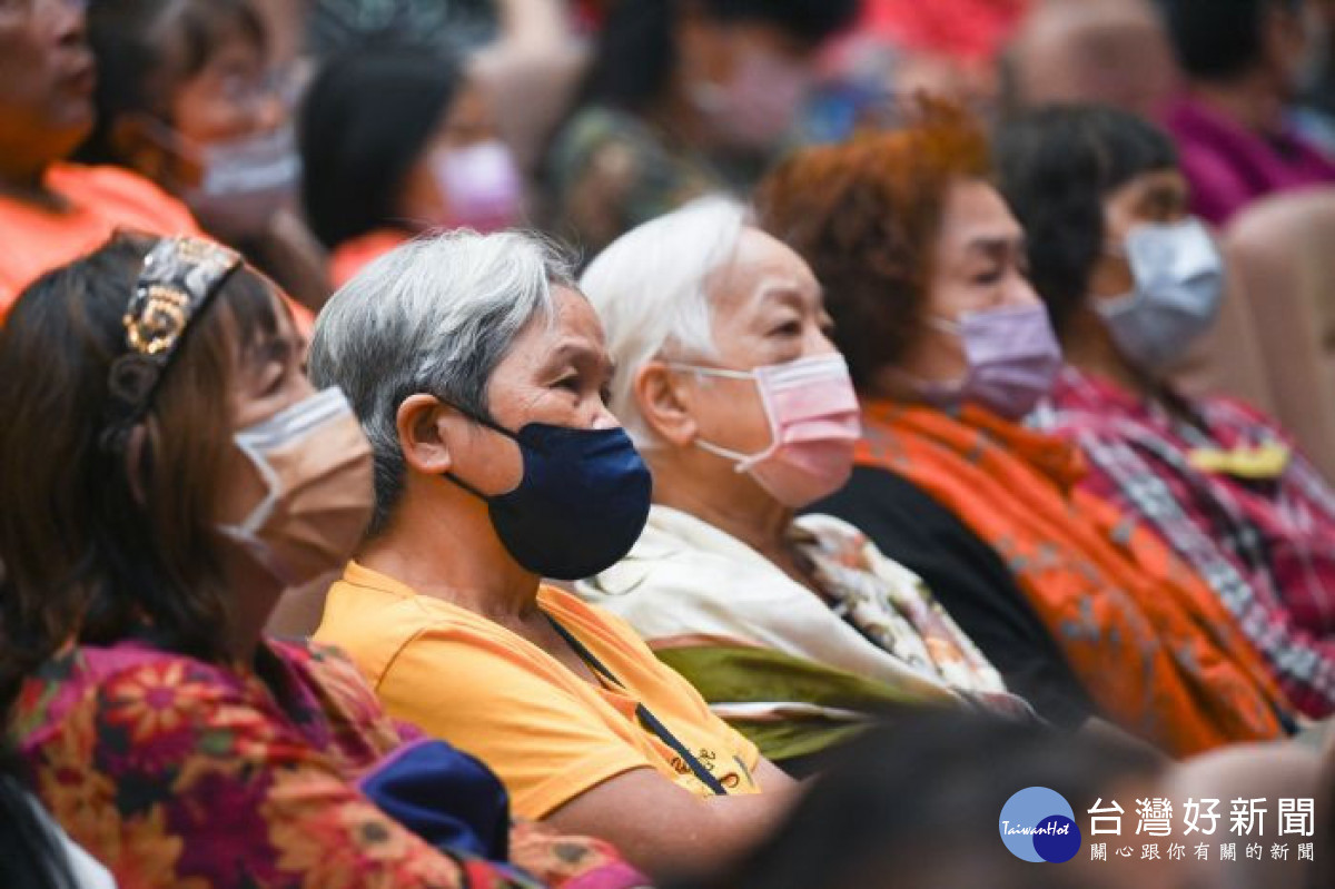 市民朋友認真欣賞演出。<br /><br /> <br /><br /> 