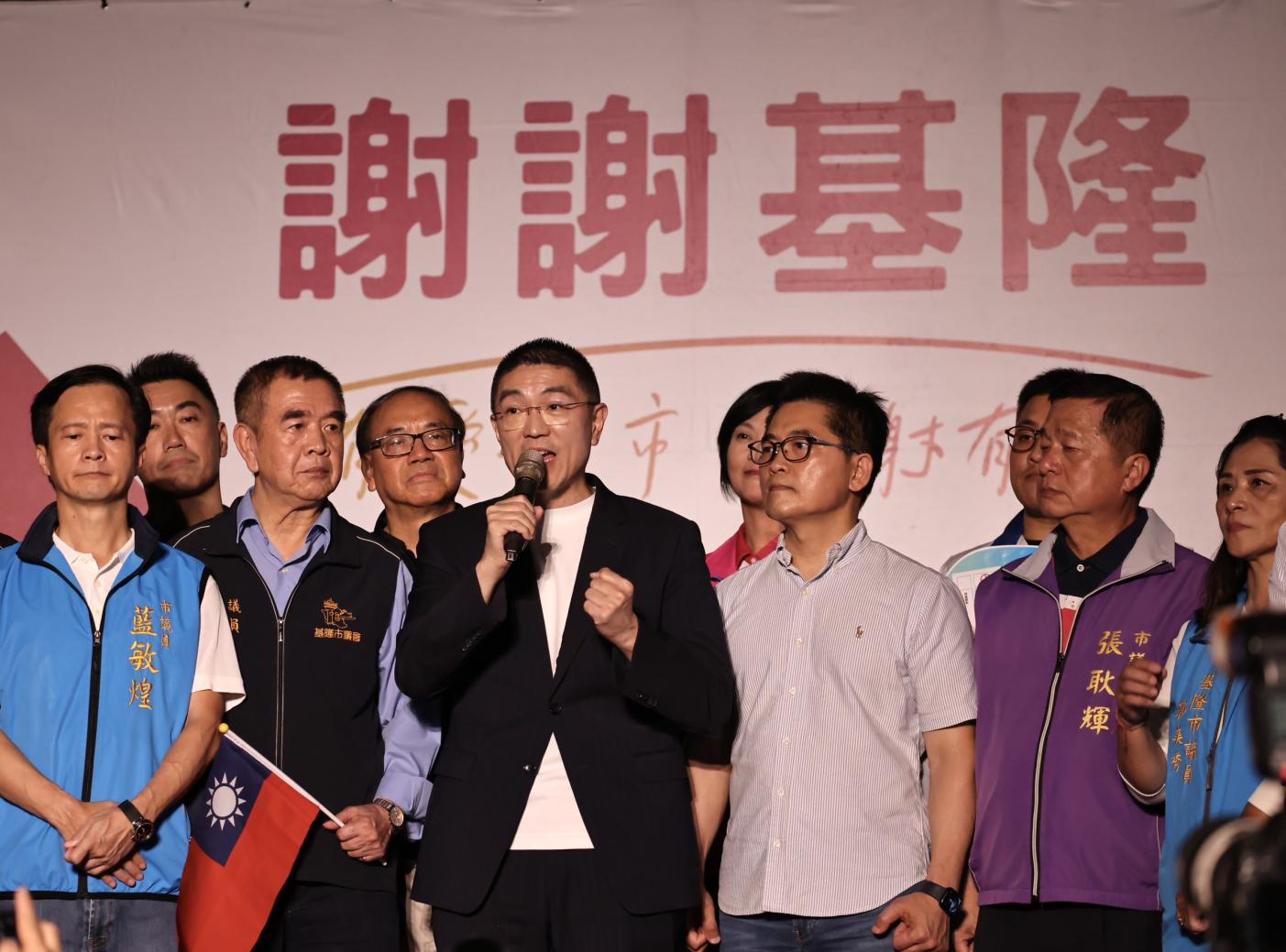 基隆市長謝國樑（中）罷免案隔天（14日）正常上班，他受訪表示，衷心希望不再有任意罷免的情形出現。資料照片／林啟弘攝