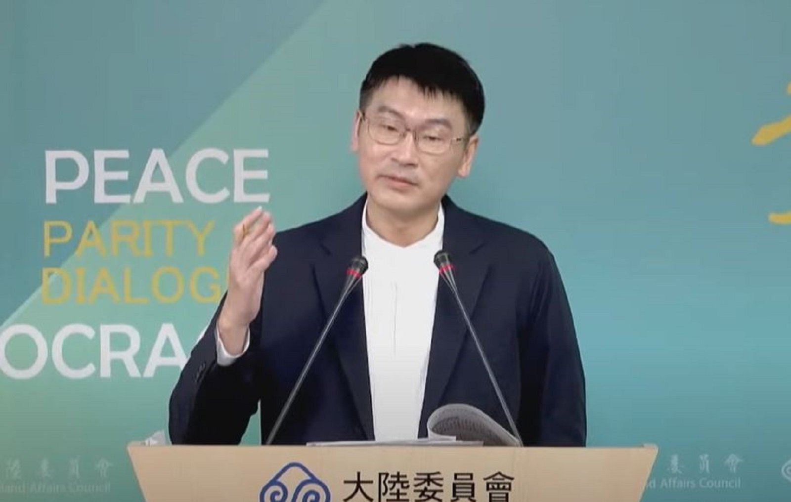 對於解放軍宣布圍台軍演,陸委會強烈譴責表示,中共倒行逆施採取危害區域海空域安全,圖為陸委會發言人梁文傑。翻攝畫面