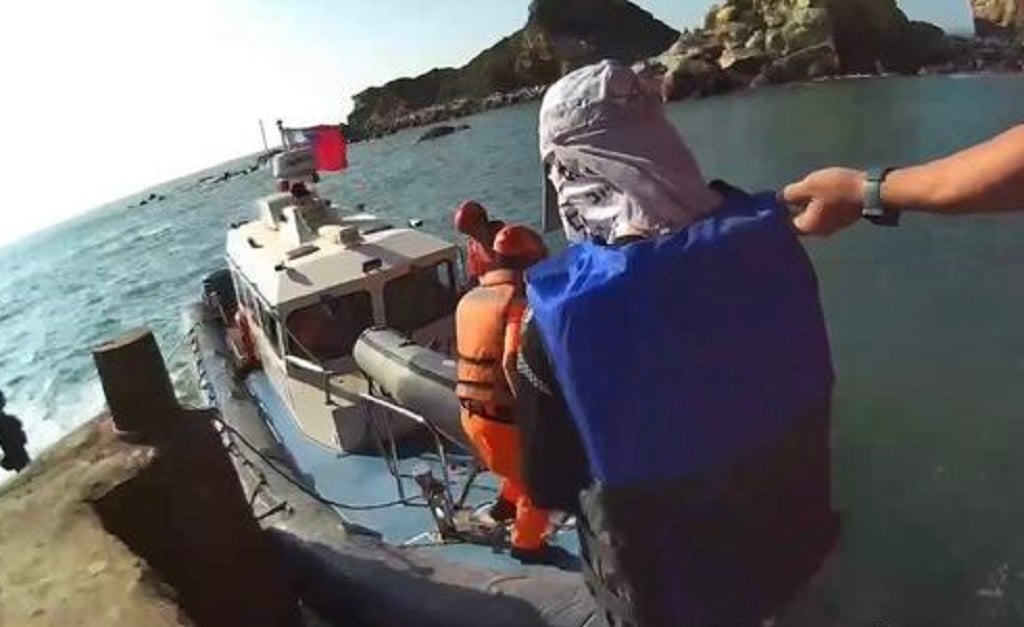 中國籍偷渡客14日搭乘橡皮艇意圖登上金門猛虎嶼,遭海巡人員查獲。海巡署提供