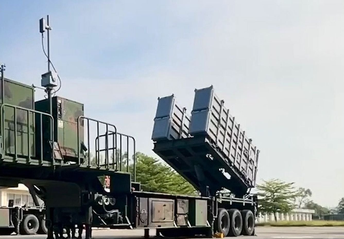 解放軍對台發動圍台軍演,國防部長顧立雄要求全軍官兵提高警覺。圖為雄風飛彈發射車依令進行機動戰備。國防部提供