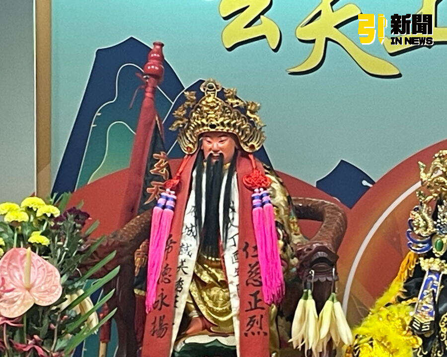 圖/三重玉京真法堂主林承勳國中的時候將每個月一千元的零用錢存下來,存了二、三年才雕刻玄天上帝神尊。(記者陳志仁攝,2024.10.14)