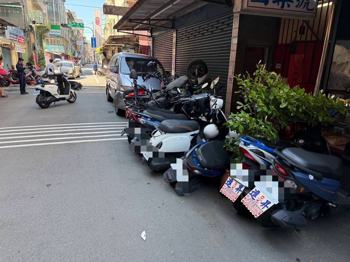 ▲新北市新莊區自立街、福樂街口,今(14)日10時許發生1起交通事故。(翻攝畫面)