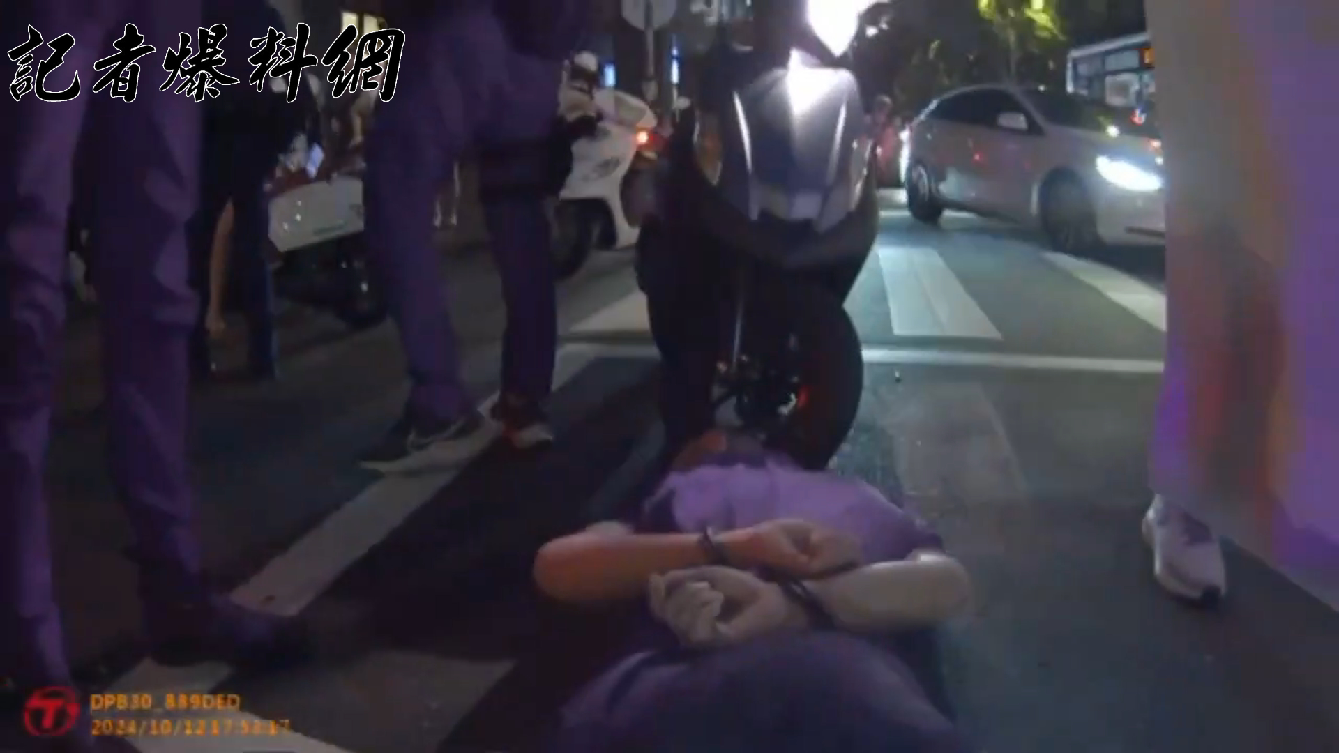 ▲曾姓男子駕車承載黃、鄭2名乘客,在新北市永和區中山路降下車窗沿途咆哮路人取樂,遭勸阻不滿攔車嗆到正準備上班的刑警,當場被壓制上銬。(翻攝畫面)