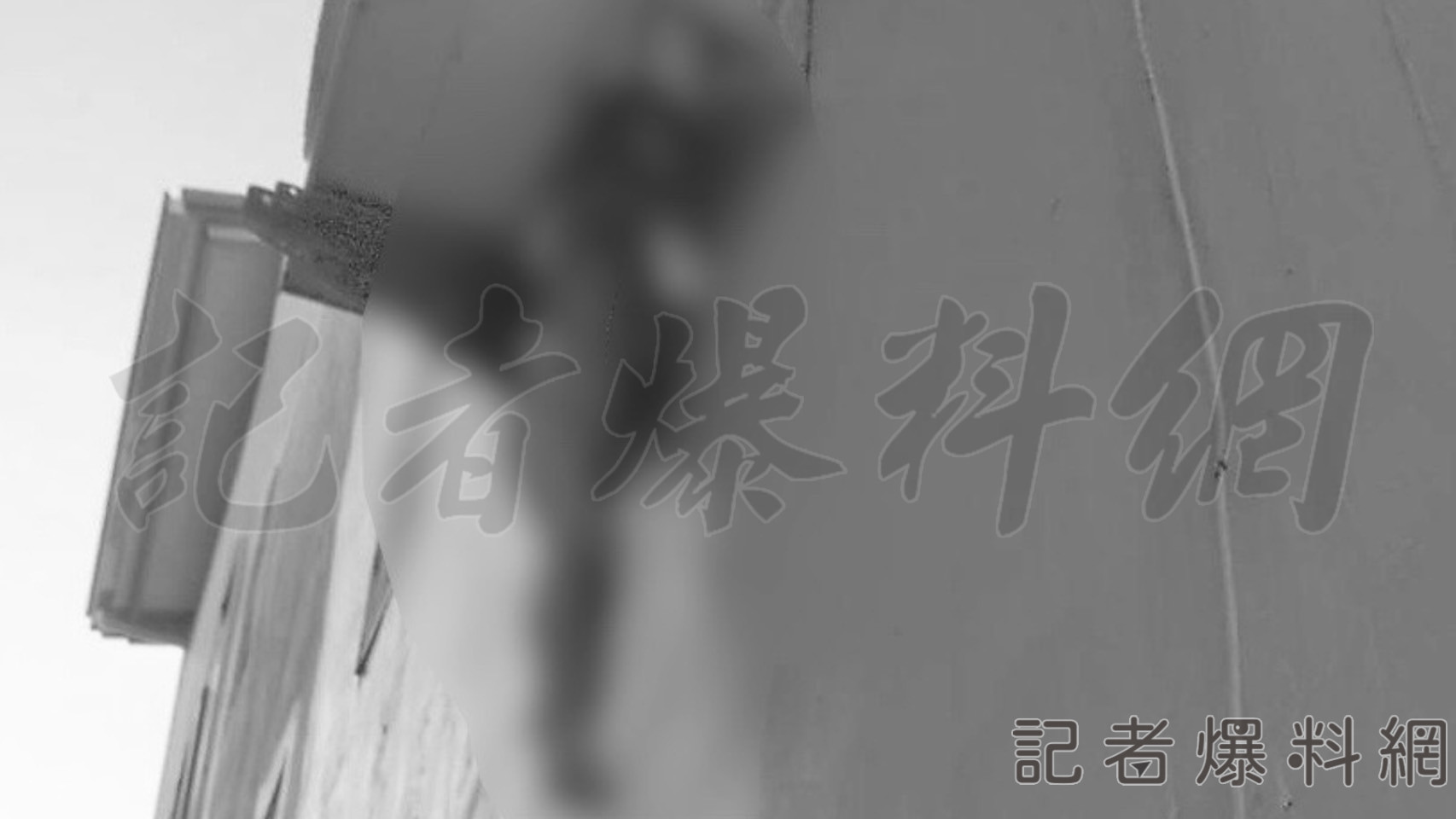 ▲男童懸掛在窗戶、冷氣縫隙間，命懸一線。（圖／民眾提供，若未取得授權請勿翻攝）