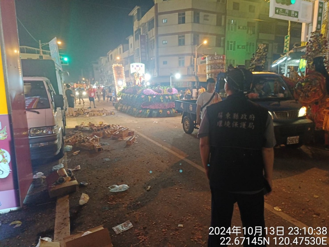 屏東宮廟晚間違規施放高空煙火 消防局最高開罰75萬 民眾感謝周縣長一怒安百姓