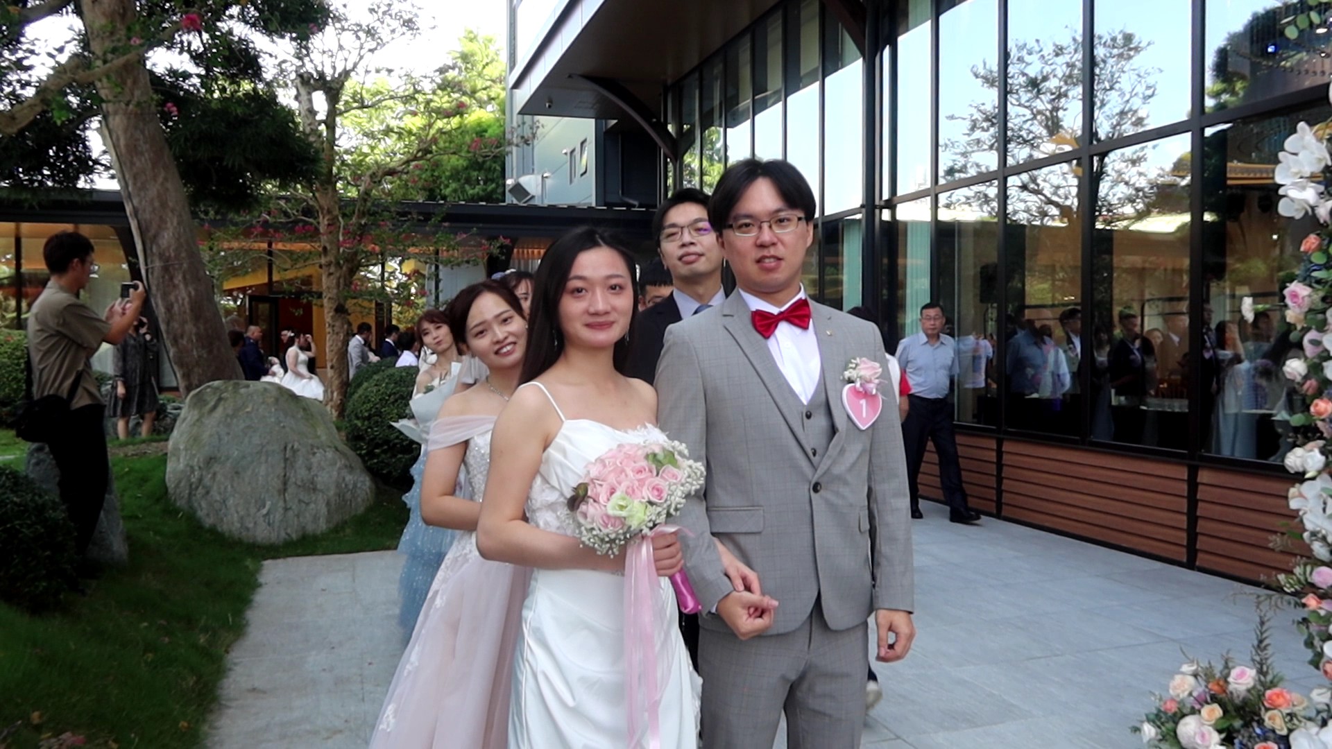 ▲2024彰化縣聯合婚禮在成美文化園松緣會館登場，縣長王惠美為30 對新人證婚，也期勉所有參加新人努力生產。（記者張溎壕攝）