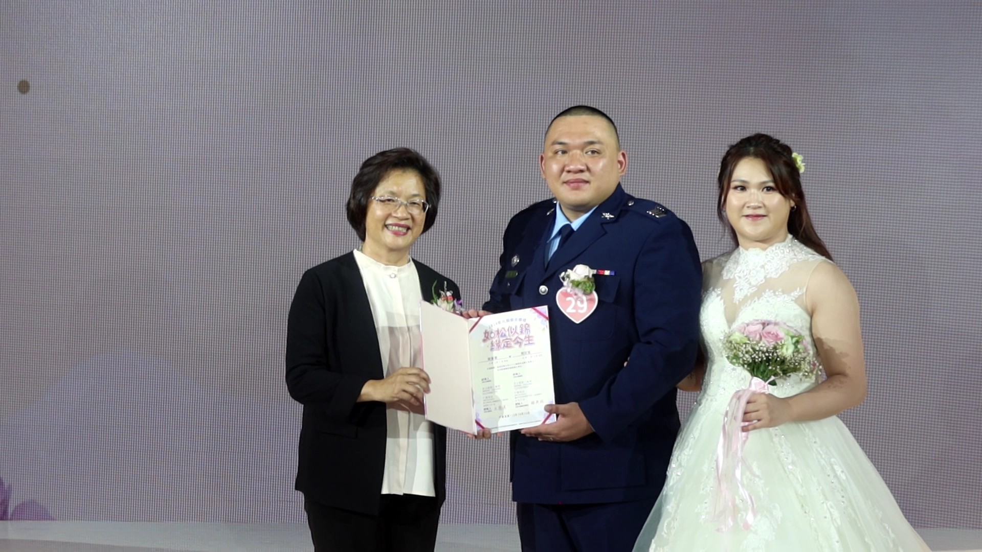 ▲2024彰化縣聯合婚禮在成美文化園松緣會館登場，縣長王惠美為30 對新人證婚，也期勉所有參加新人努力生產。（記者張溎壕攝）