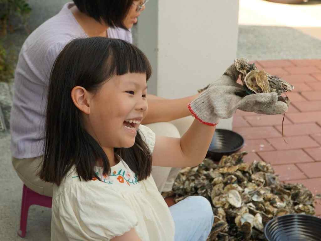 牡蠣食魚教育-「牡蠣真好嘉.食魚教育」體驗活動,帶領來自各地的30位民眾,透過認識牡蠣及溯源制度解說,體驗青蚵嫂剖蚵、串蚵,DIY手作蚵殼鱟造型小夜燈,以及品嚐蚵仔的美味料理。